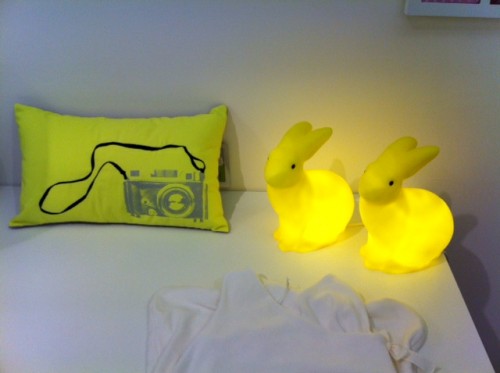 lili mandarine, veilleuse lapin fluo