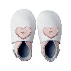 http://www.blogblogyaquelquun.be/bbqq1/wp-content/uploads/2013/11/chausson-bobux-petites-tailles-4075-blanc-coeur-rose.jpg